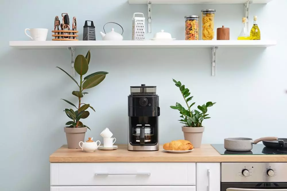 Une machine à café et une bouilloire