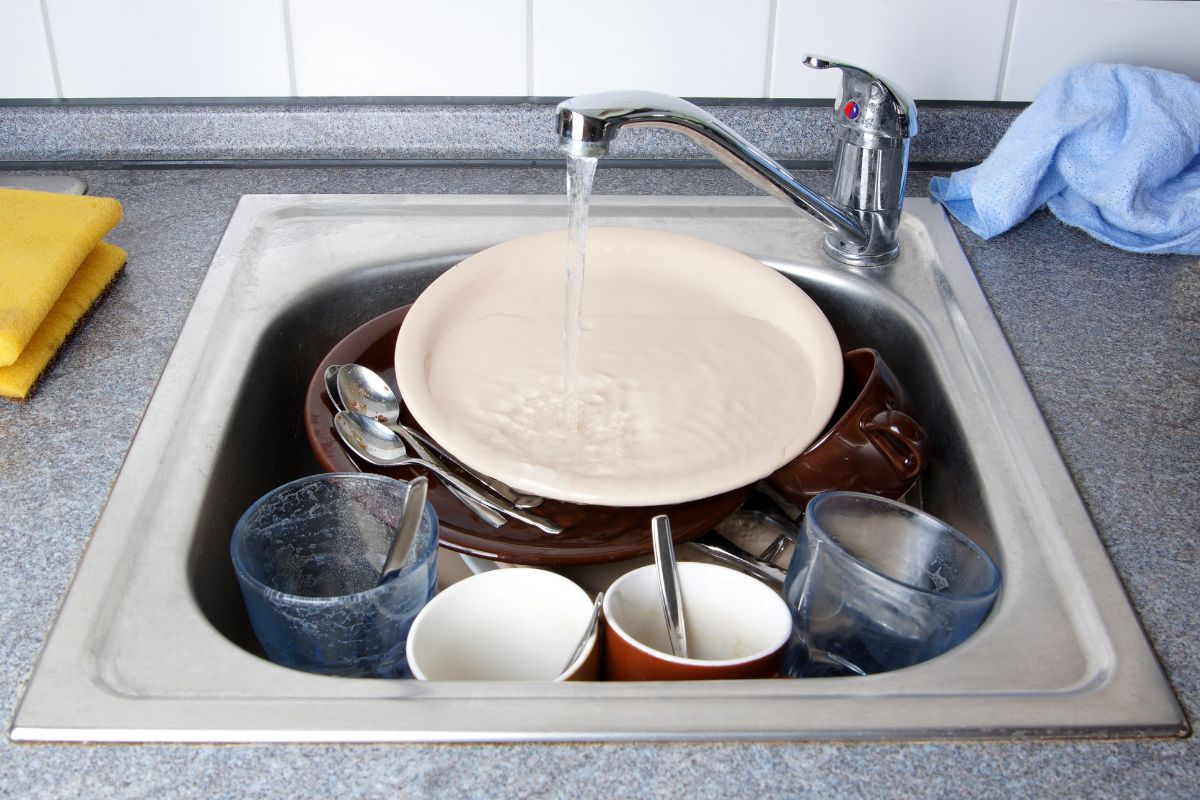 Astuce Économie laver la vaisselle à la main plutôt qu'au lave-vaisselle, est-ce plus économique Réponse ici !
