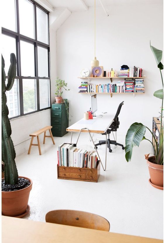 bureau avec decoration jungle ponctuee de couleur