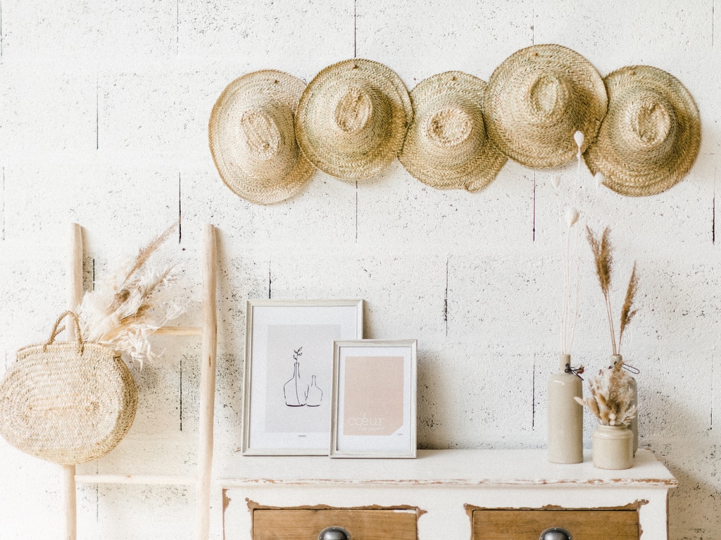 Préférez créer une composition de chapeau sur le mur blanc 