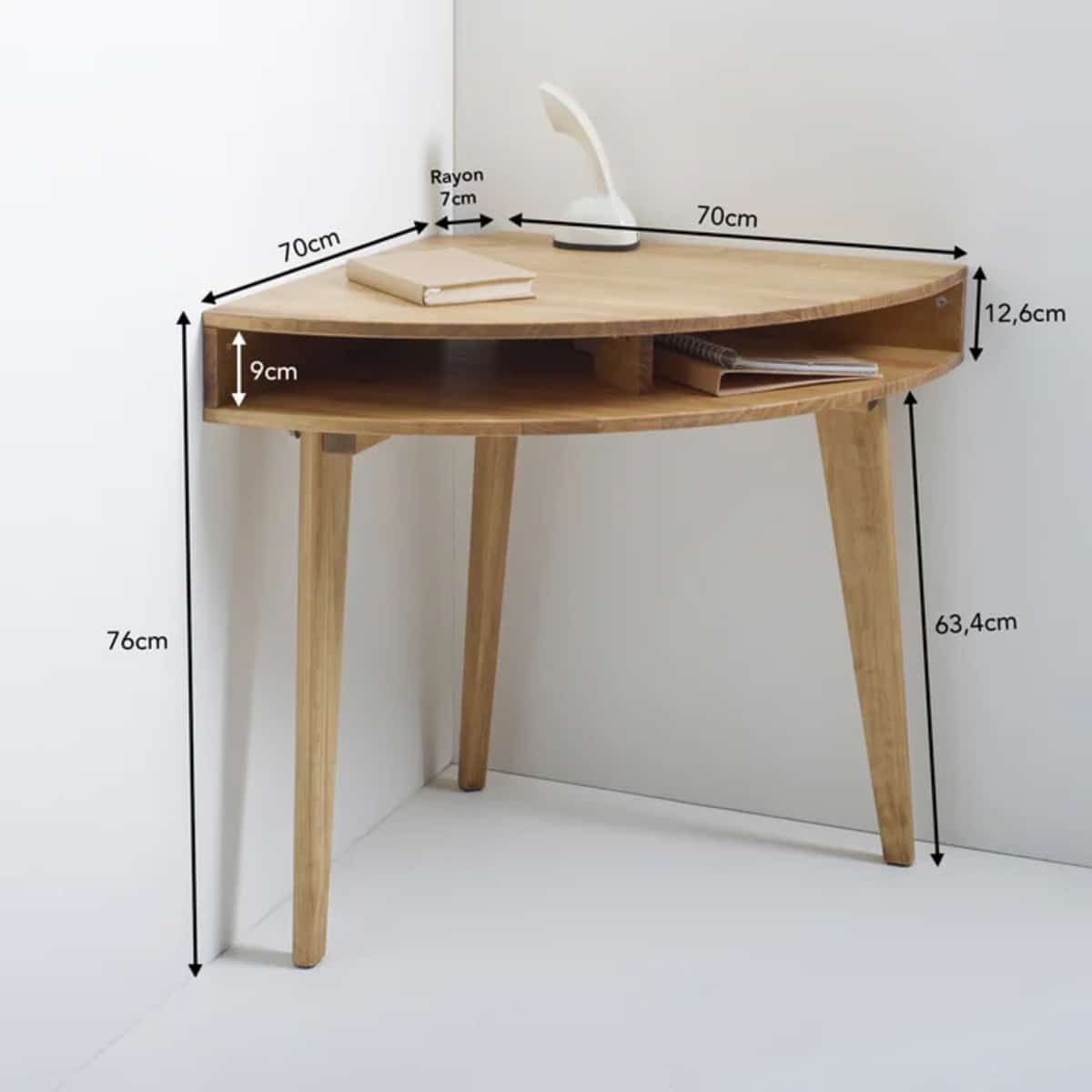 Un bureau d’angle fin en bois