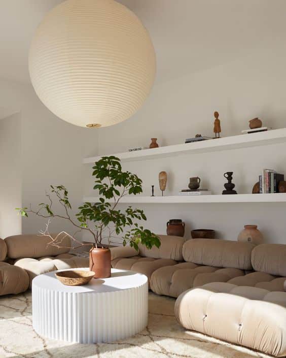 un salon design et paisible avec etagere sur mur blanc