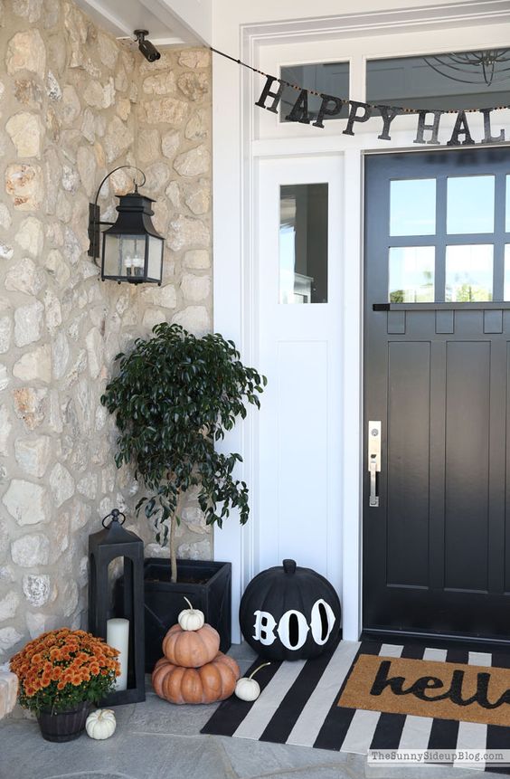 Une porte d'entree avec une jolie deco pour halloween