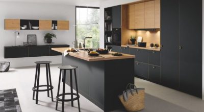 Carrelage dans une cuisine noir et bois : lequel choisir