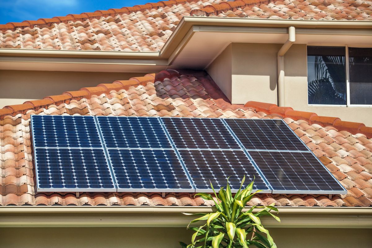 Peut-on installer des panneaux solaires sur tous types de toitures ?
