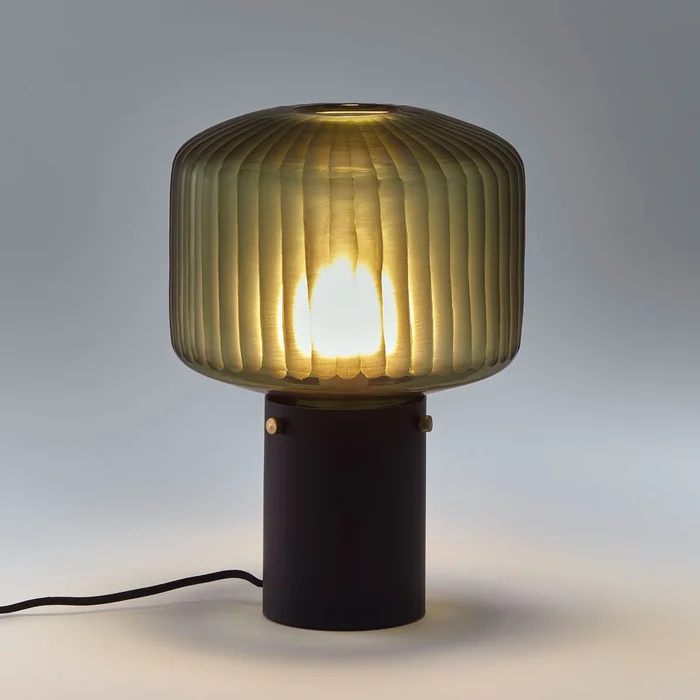 Une lampe de bureau en verre soufflé