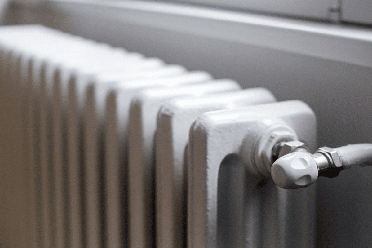Économie d'énergie : voici comment isoler le derrière de vos radiateurs et réduire vos factures !