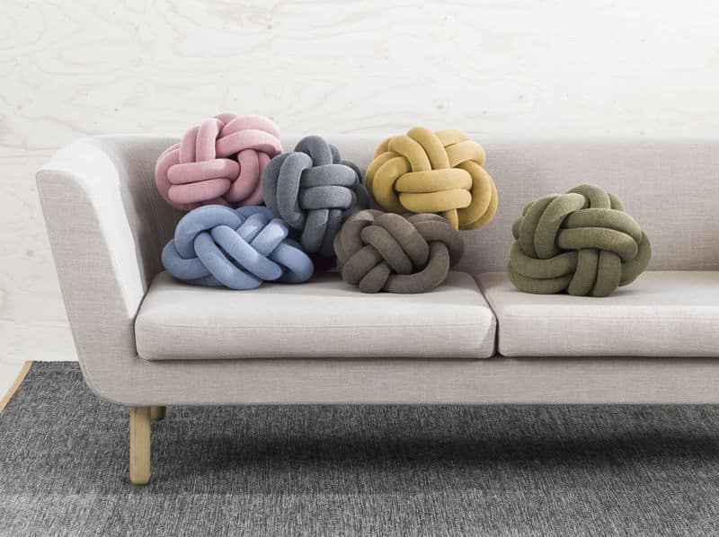 Un coussin en forme de nœud pour la maison
