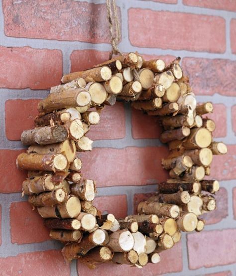 Une couronne composée de rondins de bois