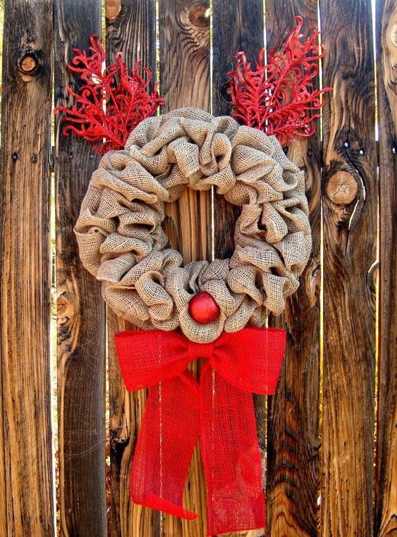 Une couronne de Noël en tissu froissé