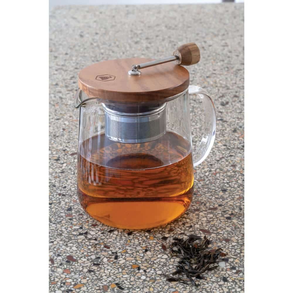 Une théière avec un infuseur à thé