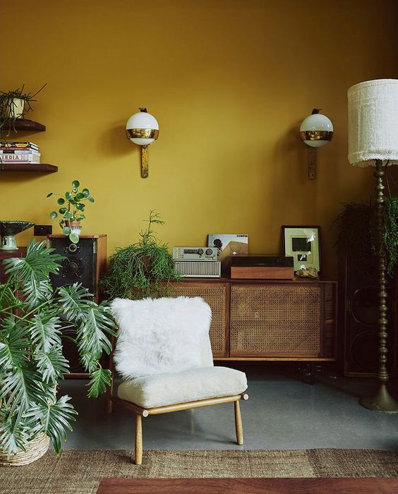 salon avec mur jaune moutarde et meuble en bois