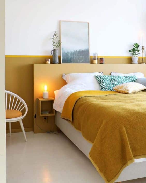 chambre à la décoration jaune moutarde très cosy