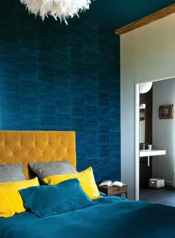 Chambre deco vintage avec touche de velours bleu canard et jaune moutarde