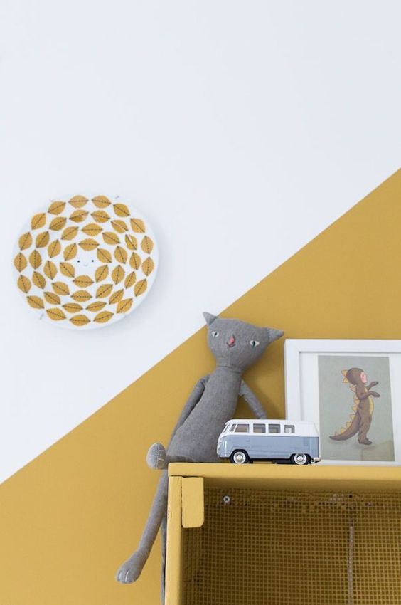 chambre enfant mur jaune moutarde deco graphique scandinave