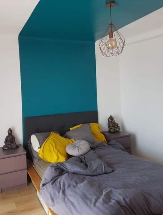 chambre grise et jaune avec tete de lit en peinture bleu canard