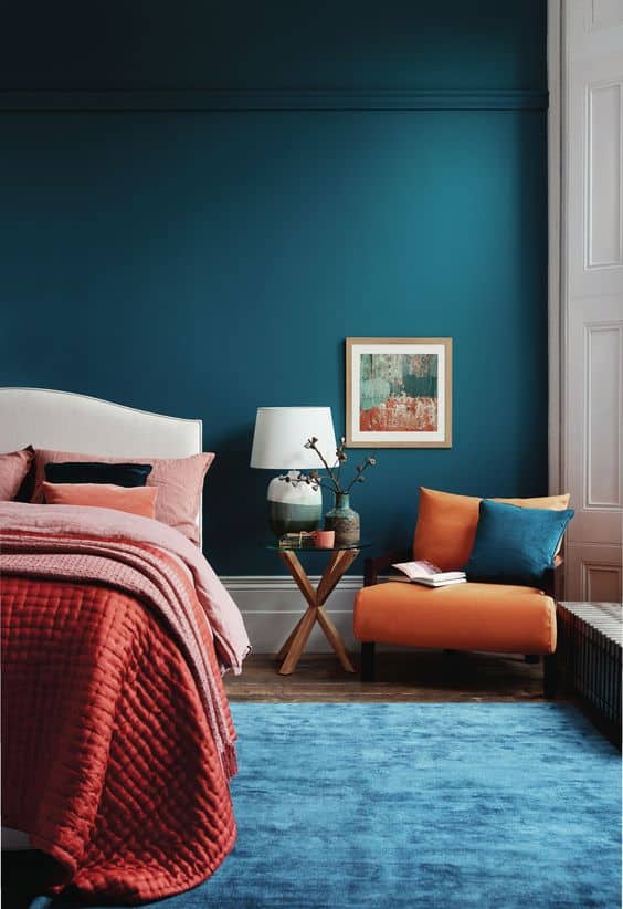 chambre mur bleu canard et linge de lit rose poudre et orange