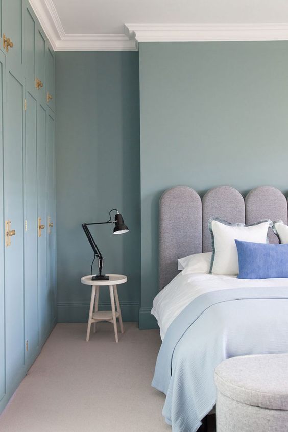 chambre pastel avec du bleu canard et du rose léger