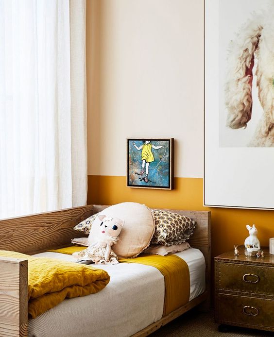chambre pour enfant vintage à la décoration jaune moutard