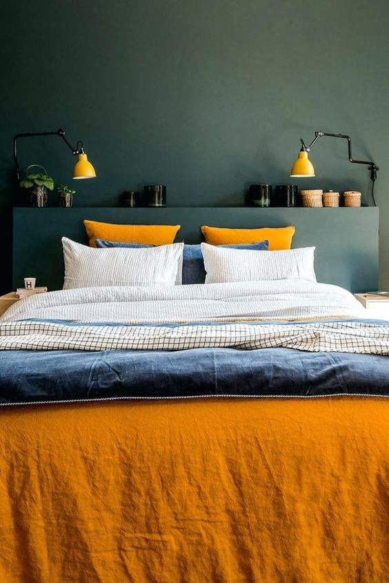 chambre à la décoration bleu canard et jaune moutarde linge de lit en lin