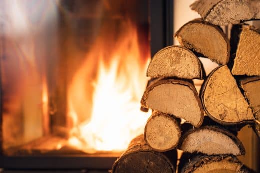 À épingler : Maison : ces 4 types de bois à éviter absolument dans votre cheminée cet hiver !