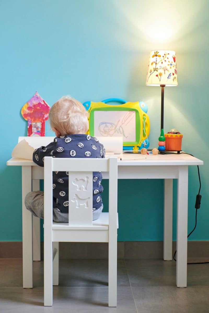 Un enfant travaillant sur son bureau d'écolier 