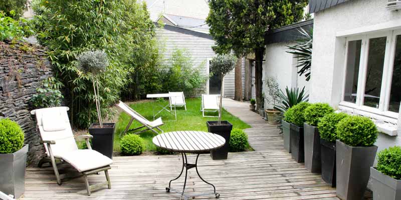 Les chaises et la table de jardin 