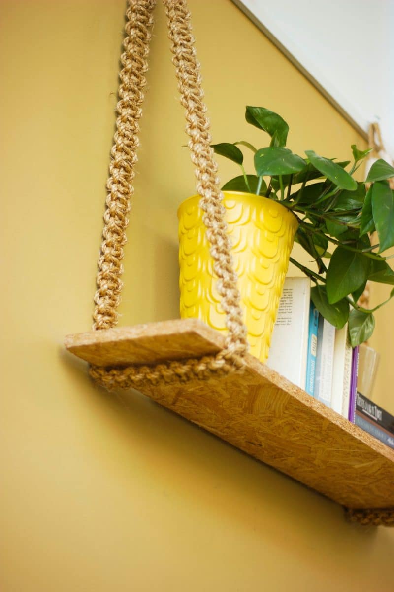 étagère en bois DIY sur mur jaune moutarde 