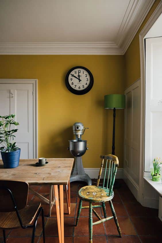 salle à manger vintage avec mur jaune moutarde