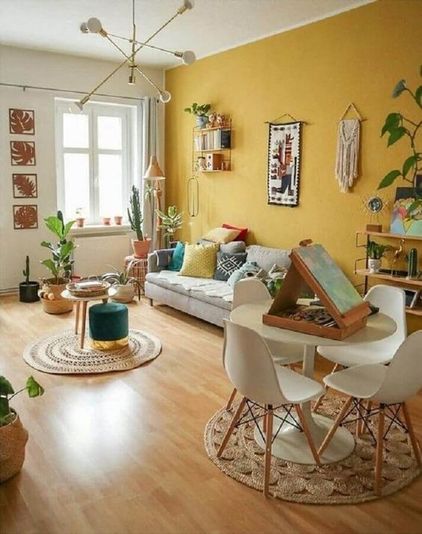salon contemporain avec mur jaune moutarde