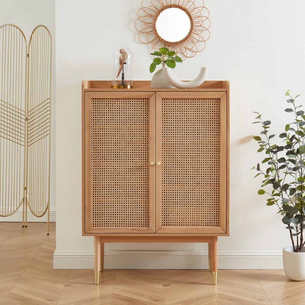 un buffet en bois et cannage dans un couloir boheme