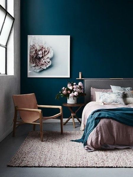 une chambre chic a la deco bleu canard et rose poudré