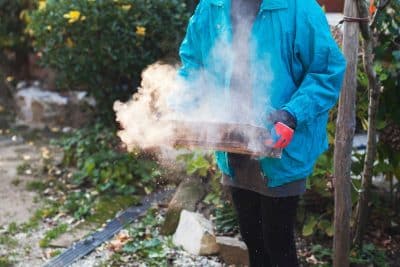 Attention, toutes les cendres ne sont pas bonnes à répandre dans le jardin !