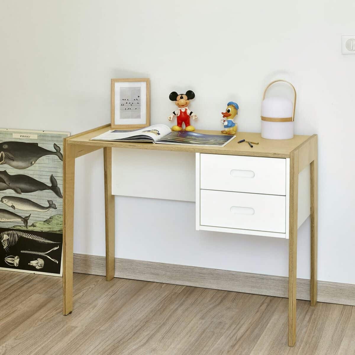 bureau écolier pour enfant avec un look nordique bois et blanc