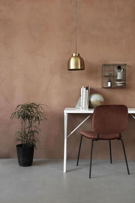 chaise en velours terracotta dans un coin bureau 