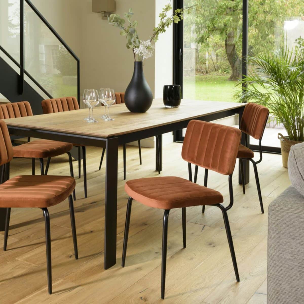 chaise velours terracotta minimaliste et industrielle 