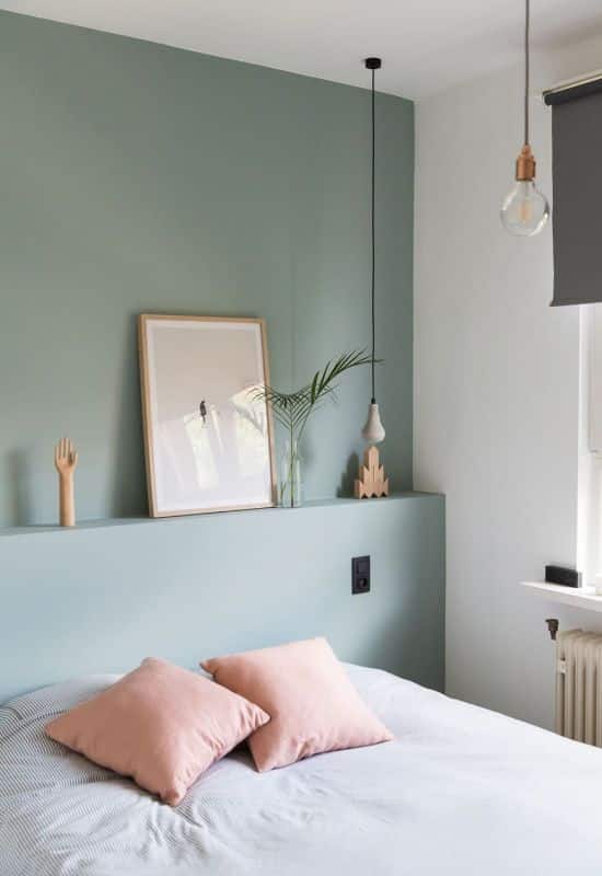 chambre avec tete de lit et mur vert céladon