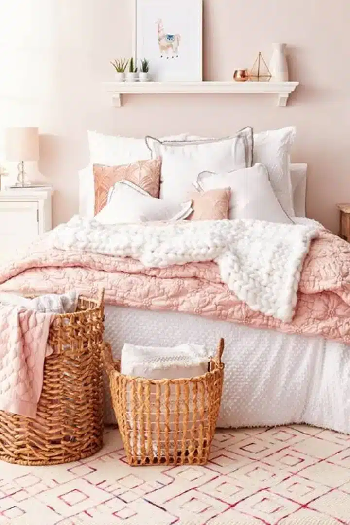 chambre avec une décoration rose poudre très boheme et zen