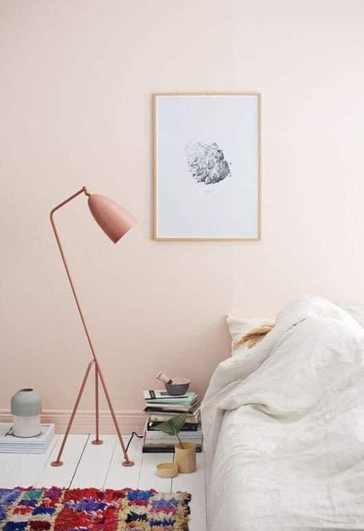 chambre couleur pastel avec lampe rose poudre