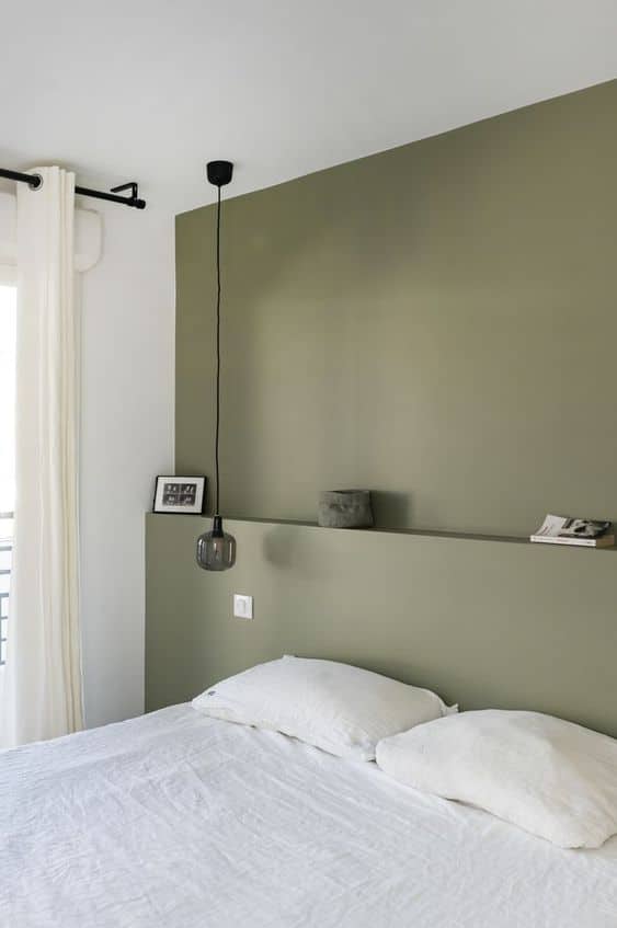 chambre minimaliste avec mur vert olive esprit nordique