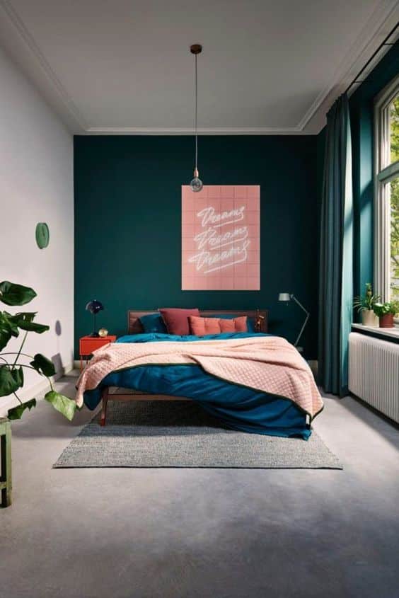 chambre moderne avec mur bleu canard et deco rose