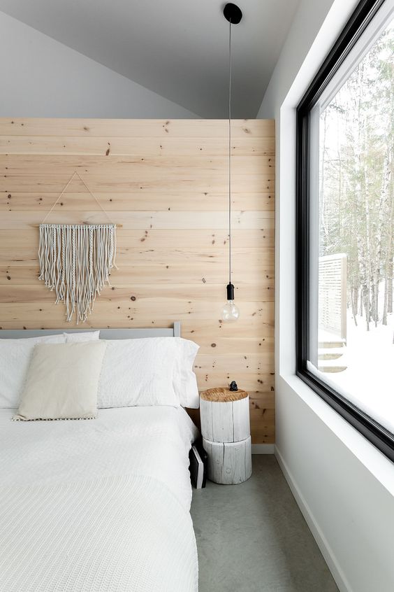 chambre scandinave avec une cloison en bois brute