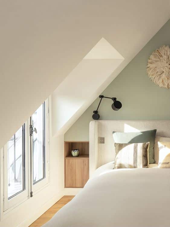 chambre sous les toit avec decoration minimaliste et green