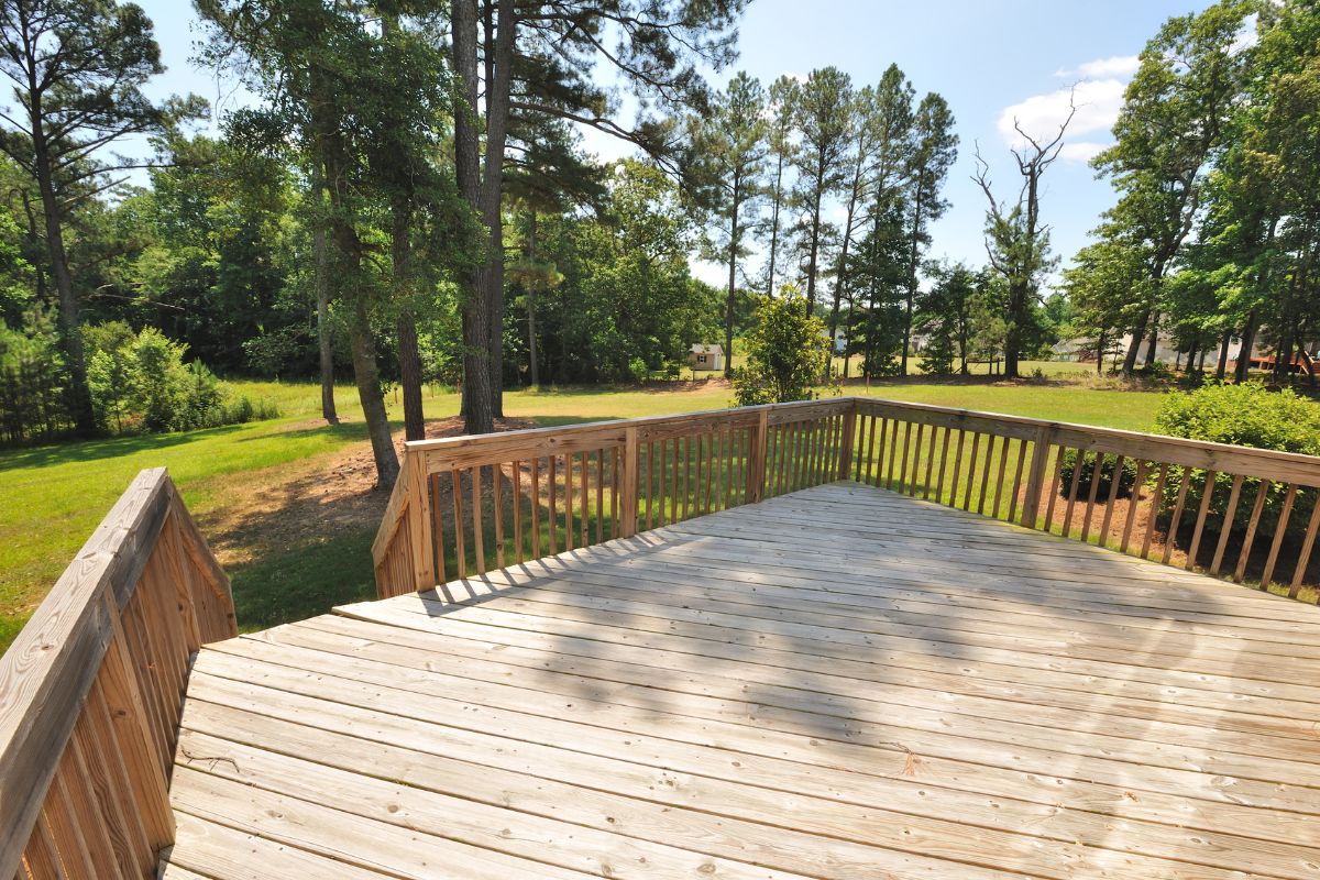 Comment nettoyer et protéger sa terrasse en bois pour un résultat impeccable ?