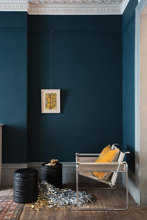 décoration design et minimaliste avec mur bleu canard et moulures