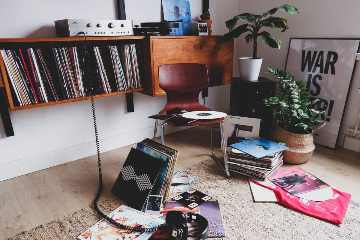 salon en désordre avec coin musique contenant meuble vinyle, platine et chaise 