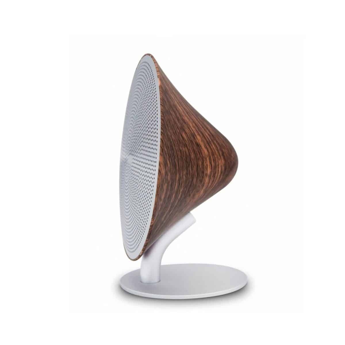 coin musique salon L’enceinte originale en bois de noyer Halo One disponible chez Maisons du Monde