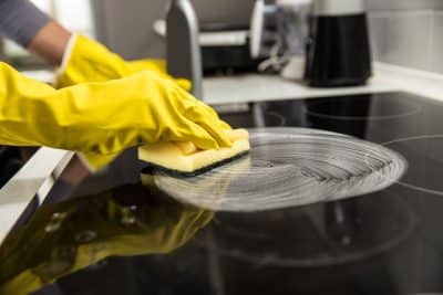 Les solutions naturelles les plus efficaces pour nettoyer une plaque induction ou vitrocéramique 