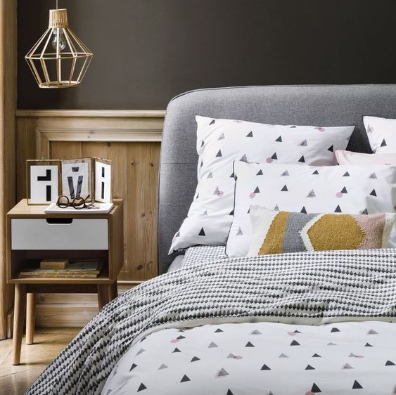 lit avec parure de lit scandinave aux motifs géometriques