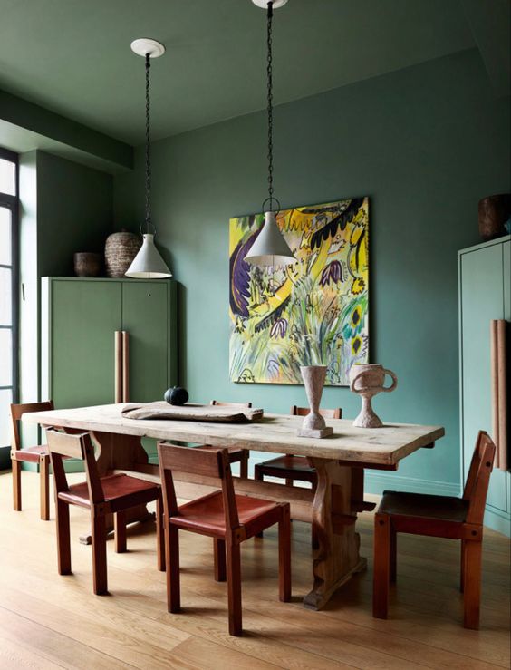salle à manger avec plafond et mur vert céladon